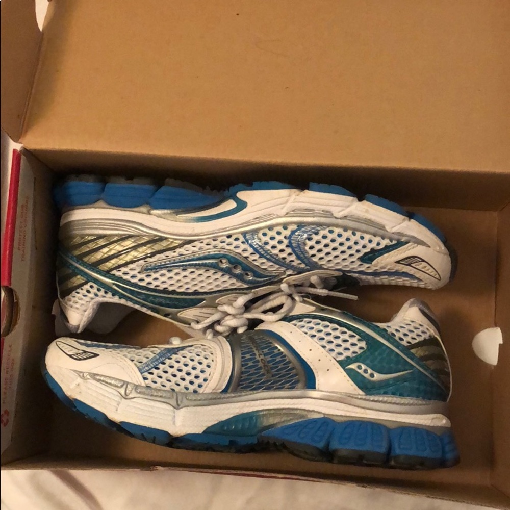 saucony progrid triumph sneakers size 8.5